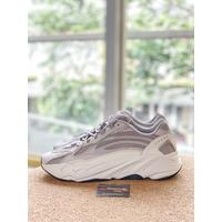 black yeezy boost 700 v2