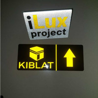 Arah Kiblat Akrilik Nyala Saat Terkena Lampu