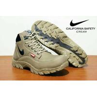 sepatu nike boots