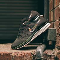 nike junior flyknit trainers