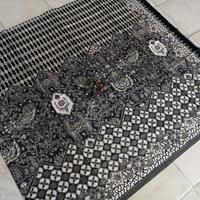 Kain Batik solo motif kotak kembang Garuda warna hitam