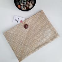 Gambar Pouch C Slepen Kancing Batok Anyaman Pandan dari Crea Spora undefined 3 Tokopedia
