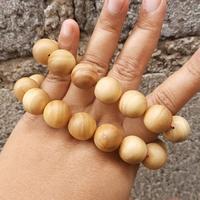 Gambar Gelang Cendana Asli NTT 16mm Beads Kayu Full Galih Inti Usia Diatas 70 Tahun Kualitas Super Aroma Lembut Dan Awet Tidak Hilang Pengerjaan Manual Rapih Alami 100 Persen dari Dewiratih handcraft undefined 3 Tokopedia