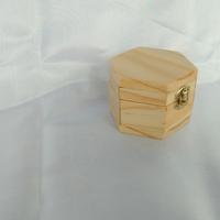 Gambar Kotak cincin kayu segi 6/ kotak cincin lamaran / wadah cincin kayu dari Arta_craf undefined 5 Tokopedia