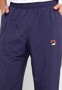 Gambar FILA Celana Olahraga Aust Open Pants M - Navy - S dari FILA Official Store undefined 3 Tokopedia