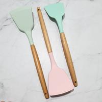 Gambar wooden cooking silicone turner spatula /sodet sutil gagang kayu - Merah, full plain dari etc shopline undefined 2 Tokopedia