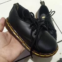 Gambar sepatu docmart hitam low anak 3 hole - Hitam, 23 dari Sepatu Docmart Anak &amp; Dewasa undefined 2 Tokopedia