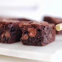 Gambar premium brownies fudgy - Chocolate Chip dari Bake and Beyond undefined 1 Tokopedia