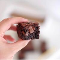 Gambar premium brownies fudgy - Chocolate Chip dari Bake and Beyond undefined 3 Tokopedia