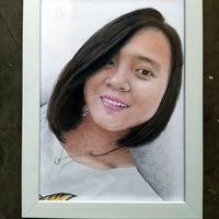 Gambar CUSTOME Lukisan Wajah Berwarna 1 Wajah Ukuran A4 20x30cm Frame Hadiah Souvenir Cendramata Foto Putih untuk Hadiah Wisuda & Ulang Tahun dari Lukisan Tangan_NEW undefined 2 Tokopedia