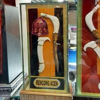 Gambar Figura Duduk Kayu Kaca Khas Aceh/Souvenir Bingkai Rencong dari TACUBA MAJU undefined 3 Tokopedia