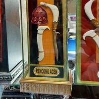 Gambar Figura Duduk Kayu Kaca Khas Aceh/Souvenir Bingkai Rencong dari TACUBA MAJU undefined 2 Tokopedia