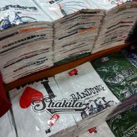 Gambar kaos oleh oleh - j, L dari pasar baru bandung store undefined 2 Tokopedia