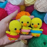 Gambar Gantungan kunci Boneka Rajut Lucu - Amigurumi - Bebek Kuning (Duck) - Merah dari Ms Miley Amigurumi undefined 3 Tokopedia
