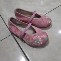 Gambar sepatu anak pink dari Hira Malik undefined 2 Tokopedia