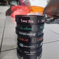 Gambar label nama pita satin plus sablon dari oemistore_paperbag undefined 1 Tokopedia