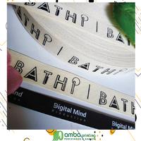 Gambar cetak label pita katun warna broken white ukuran 2,5 cm dari Amba Printing undefined 5 Tokopedia