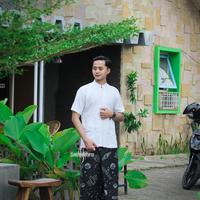 Gambar sarung batik | sarung tretan muslim motif galaxi - gold/emas dari samukhra undefined 2 Tokopedia