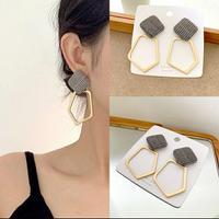 Gambar ANTING TUSUK WANITA GOLD PLAID KOTAK KOTAK IMPORT dari Casslyn House undefined 1 Tokopedia