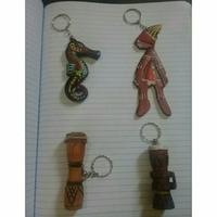 Gambar souvenir gantungan kunci kayu sorong papua dari charlotte bowtique undefined 3 Tokopedia
