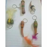 Gambar souvenir gantungan kunci kayu sorong papua dari charlotte bowtique undefined 2 Tokopedia