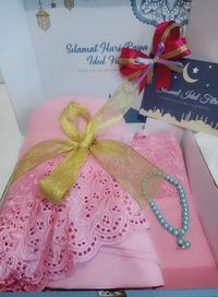 Gambar kado parcel souvenir lebaran mukenah tasbih cantik box of happiness dari emina cosmetics undefined 2 Tokopedia