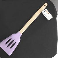 Gambar spatula lubang silicon gagang kayu - Ungu dari TASHIEN undefined 4 Tokopedia