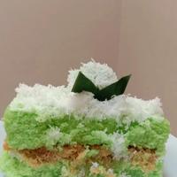Gambar klepon cake 20*20 dari mama kinan kitchen undefined 4 Tokopedia