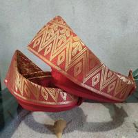 Gambar Tanjak Kombinasi Merah Maroon motif emas grosir dari Zaina_Zain_Collection undefined 1 Tokopedia