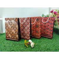 Gambar Tas Kertas Laminasi Motif Batik Belanja Kado Souvenir 17 x 7 x 25 - Batik 1 dari Rahmah Tas Kertas dan Kemasan undefined 2 Tokopedia