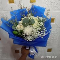Gambar buket buna wisuda/ kado lain nya. bunga asli. dari anisaflorist undefined 1 Tokopedia