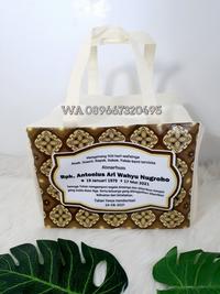 Gambar Tas Souvenir Mengenang 1000 Hari Meninggal Resleting Muat Box Nasi dari fafasouvenirkudus undefined 1 Tokopedia