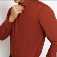 Gambar Carlos Moreno Kemeja Polos Pria SlimFit Lengan Panjang - Red Manda - XXL dari Bookerpedia undefined 5 Tokopedia