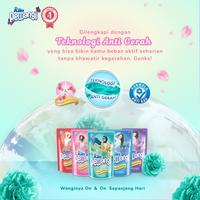 Gambar Soklin Hijab Pewangi Pakaian Refreshing Green 780 ml x2 dari Wings Indonesia undefined 4 Tokopedia