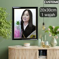 Gambar CUSTOME Lukisan Wajah Berwarna 1 Wajah Ukuran A4 20x30cm Frame Hadiah Souvenir Cendramata Foto Putih untuk Hadiah Wisuda & Ulang Tahun dari Lukisan Tangan_NEW undefined 1 Tokopedia