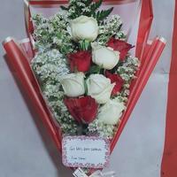 Gambar bunga bucket asli mawar putih dan merah dari TOKO BUNGA BERKAH undefined 1 Tokopedia