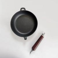 Gambar Panci Wajan Cast Iron Gagang Kayu 22 Cm ANTI PANAS JAPANESE QUALITY - Seasoning 3Kali dari Cast iron Indonesia undefined 2 Tokopedia