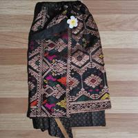 Gambar Busana adat bali pria set kain bali dan ikat kepala topi khas bali dari Baju Bali Jegeg undefined 2 Tokopedia