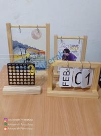 Gambar Kalender Meja Akrilik Everlaseting / Kalender Abadi Stand Kayu Custom dari Anugerah Printshop Ciputat undefined 3 Tokopedia