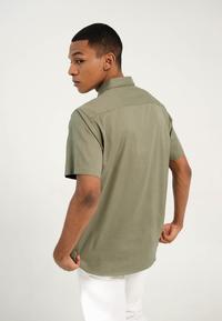Gambar LARUSSO Big Size Kemeja Basic Tencel Pendek - Smoke Green L010 - XXXXXL dari LARUSSO STORE undefined 3 Tokopedia