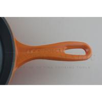 Gambar Le Creuset Signature Cast Iron Skillet Round Flame - Official Brand Partner - 26 cm dari Pantry Magic Indonesia undefined 3 Tokopedia