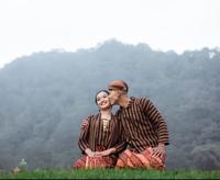 Gambar Setelan Couple Busana Lurik Adat Jawa Surjan+Kebaya+Jarik 2+Blangkon - Couple S dari AMEERA LURIK undefined 1 Tokopedia