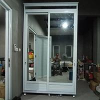 Gambar lemari pakaian aluminium sliding 2 pintu - motif kayu dari Beg Multi + Furniture undefined 2 Tokopedia