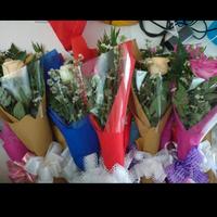 Gambar bucket bunga wisuda mawar dari TOKO BUNGA BERKAH undefined 2 Tokopedia