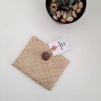 Gambar Pouch A Slepen Kancing Batok Anyaman Pandan dari Crea Spora undefined 2 Tokopedia