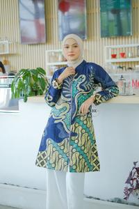 Gambar Baju Batik Couple Lamaran Lengan Panjang Katun Motif Seno Gede Biru - Pria, L dari Batik Rhizqy Pekalongan undefined 4 Tokopedia