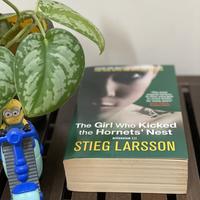 Gambar the girl who kicked the hornets' nest, bekas dari WarungBukuKami undefined 3 Tokopedia