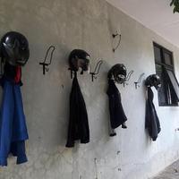Gambar Gantungan Helm Unik / Tempat Helm Dilengkapi Gantungan Jaket / Kunci - Hitam, Tanpa Papan dari Aneka Tempa Kreativa undefined 4 Tokopedia