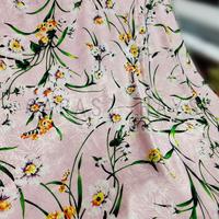 Gambar Kain Satin Silk Embossed Jacquard Motif Bunga Pink Lebar 150cm dari Garasi Hays undefined 1 Tokopedia