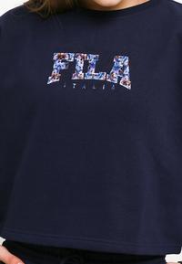 Gambar Fila Sweatshirt Oversize Crop Top Wanita Riela - Navy - M dari FILA Official Store undefined 3 Tokopedia